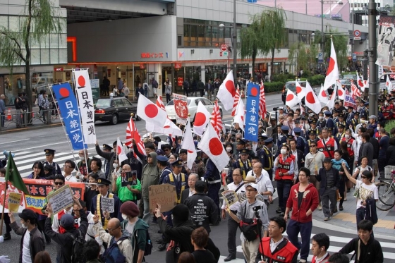 14일 일본 도쿄에서 일본 극우단체 '일본제일당' 회원 100여명이 이민 확대 정책에 반대하는 시위에 나섰다. /사진=블룸버그