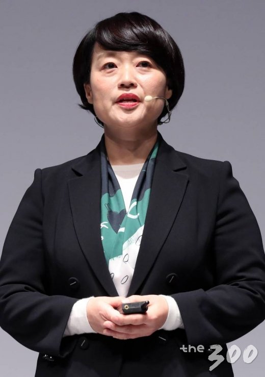  한성숙 네이버 대표가 10일 오후 서울 강남구 그랜드 인터컨티넨탈 서울 파르나스 호텔에서 열린 '네이버 커넥트 2019'에서 개편안을 발표하고 있다.