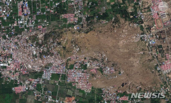 【AP/뉴시스】미국 민간위성 디지털글로브가 10월 1일 촬영한 인도네시아 술라웨시 섬 팔루의 지진 및 쓰나미 피해 지역 모습. 건물과 나무,초지들이 있던 곳이 흙으로 덮여 있다. 2018.10.02    