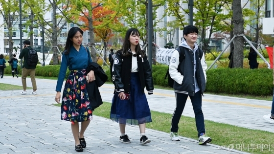 생활한복(저고리, 치마)과 사복(코트)을 믹스매치하여 입은 이영현씨(왼쪽)/사진=이상봉 기자