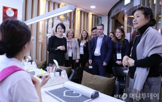 효성ITX 자회사 ‘행복두드리미’에서 근무 중인 직원이 러시아 방문단과 수화로 대화를 나누고 있다/사진제공=효성ITX 