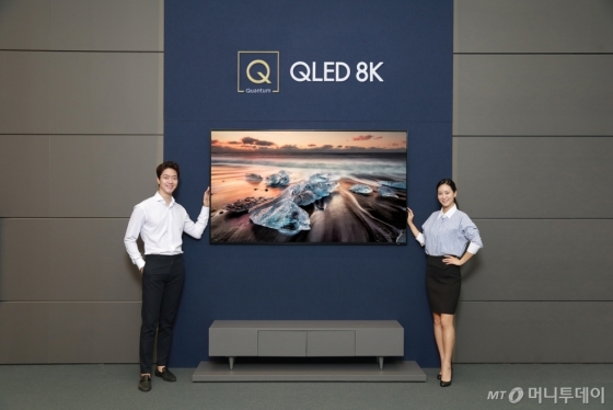 삼성디지털프라자 학여울점에서 모델들이 퀀텀닷 기술에 8K 해상도를 적용해 압도적인 화질을 구현하는 'QLED 8K'(82인치 Q900R 제품)를 소개하고 있다/사진제공=삼성전자