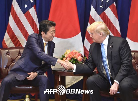 아베 신조 일본 총리(왼쪽)과 도널드 트럼프 미국 대통령./AFPBBNews=뉴스1