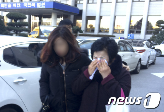 '드들강 여고생 살인 사건' 피해자의 어머니와 여동생이 지난해 1월 광주 동구 광주지법에서 열린 선고 공판에 참석한 뒤 법정을 나서는 모습 /사진=뉴스1