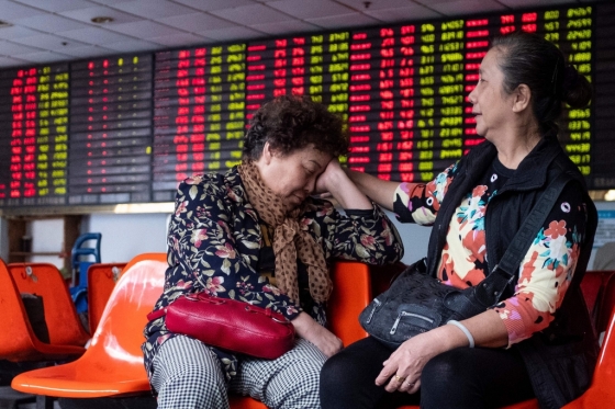 지난 15일 중국 상하이의 한 증권사 객장에서 투자자들이 심각한 표정으로 이야기를 나누고 있다. 중국 증시는 올해 초보다 30% 넘게 급락하는 등 어려움에 빠진 모습이다./AFPBBNews=뉴스1