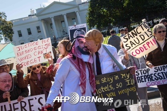 19일(현지시간) 미국 워싱턴DC 백악관 앞에서 시위대들이 사우디 반체제 언론인 카슈크지의 살해 의혹에 대한 진상 규명을 요구하고 시위를 벌이고 있다. /AFPBBNews=뉴스1
