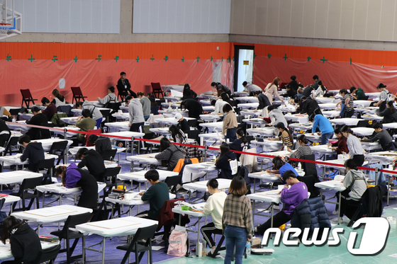 [사진]서울시립대 수시모집 실기고사 치르는 수험생들