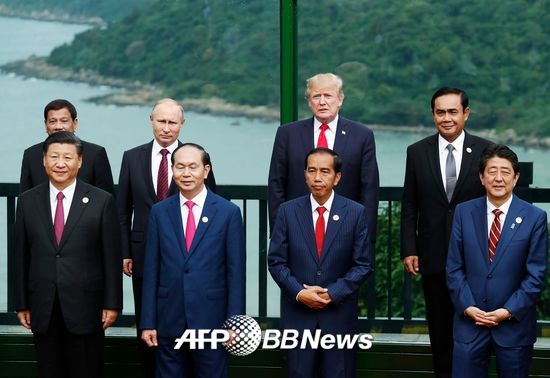 지난해 11월 베트남에서 열린 APEC에 참석한 도널드 트럼프 미국 대통령(가운데), 블라디미르 푸틴 러시아 대통령(가운데 왼쪽)과 시진핑 중국 국가 주석(왼쪽 하단)의 모습. /AFPBBNews=뉴스1