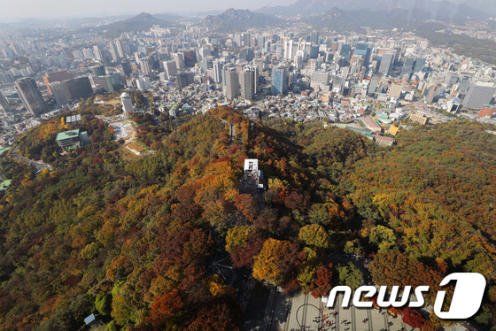 전국이 완연한 가을 날씨를 보인 21일 오후 서울 중구 남산에 오색의 단풍이 물들어 있다. /사진제공= 뉴스1