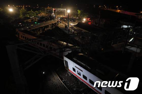[사진]대만서 여객열차 탈선 사고...최소 17명 사망