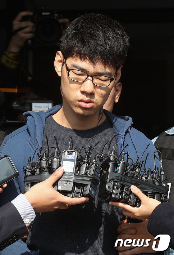 PC방 아르바이트생을 살해한 혐의로 구속된 피의자 김성수(29)가 22일 오전 정신감정을 받기 위해 서울 강서경찰서에서 국립법무병원 치료감호소로 이송되고 있다. 2018.10.22/뉴스1 © News1 신웅수 기자