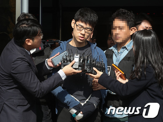 PC방 아르바이트생을 살해한 혐의로 구속된 피의자 김성수(29)가 22일 오전 정신감정을 받기 위해 서울 강서경찰서에서 국립법무병원 치료감호소로 이송되고 있다. 2018.10.22/뉴스1 © News1 신웅수 기자