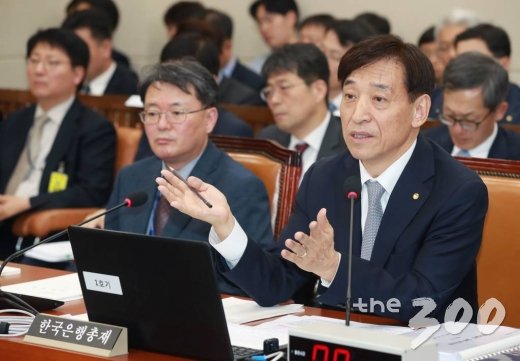 이주열 한국은행 총재가 22일 오전 서울 여의도 국회에서 열린 기획재정위원회의 한국은행에 대한 국정감사에 출석해 의원들의 질의에 답하고 있다.