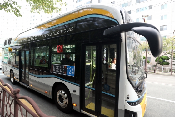 22일 오후 울산시 동구 일대에서 전국 최초로 시내버스 노선에 투입된 124번 수소전기버스가 운행을 하고 있다./사진=이기범 기자(울산)