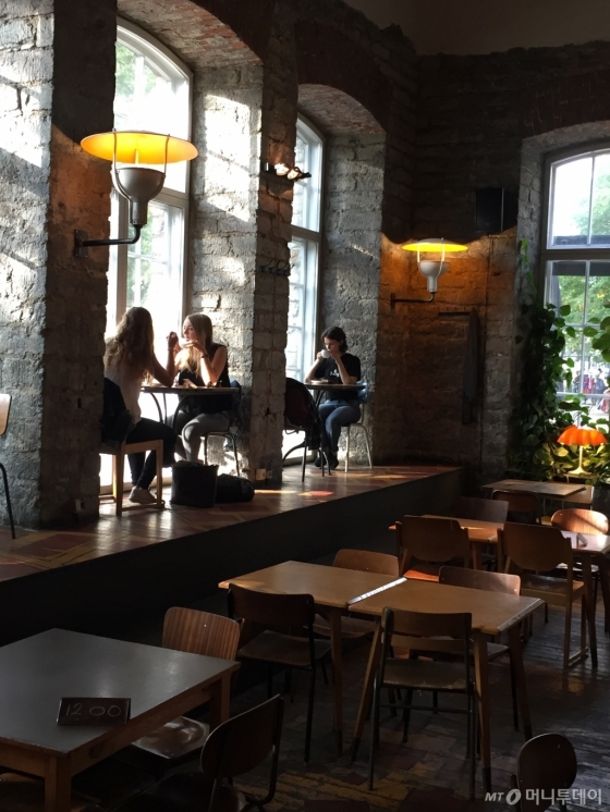 전도연과 공유가 출연한 영화 '남과 여'의 촬영장으로 쓰인 에스토니아 탈린의 한 레스토랑. 자리에 앉아있는 것만으로도 한편의 아름다운 그림이 연출된다. /탈린(에스토니아)=김고금평기자<br>
