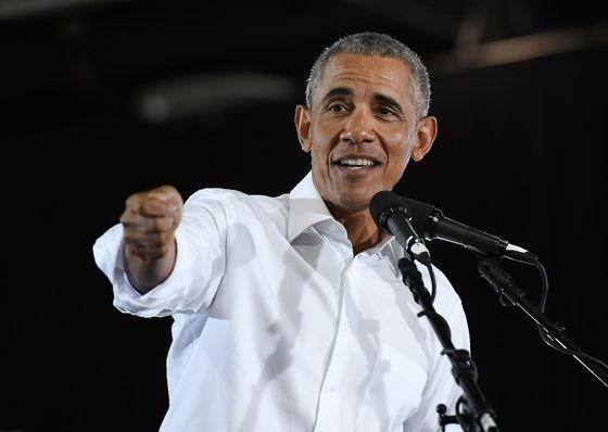  버락 오바마 전 미국 대통령이 22일(현지시간) 네바다 주 라스베이거스에서 민주당 후보 지원유세를 하고 있다. /AFP=뉴스1