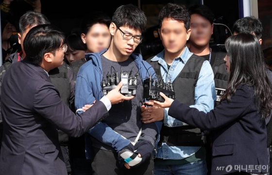 지난 14일 강서구 PC방에서 아르바이트생을 살해한 혐의를 받고있는 김성수(29)가 22일 오전 공주 치료감호소로 가기위해 서울 양천경찰서를 나서고 있다. /사진= 김휘선 기자