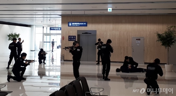 공항경찰대 테러범 검거 및 통제장면. /사진=한국공항공사 서울지역본부