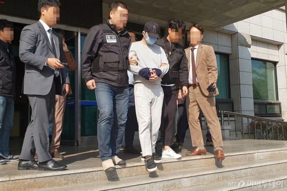 아버지를 폭행하고 이를 말리던 어머니를 살해한 혐의를 받는 40대 남성이 24일 구속 전 피의자심문(영장실질심사)을 받기 위해 서울 수서경찰서에서 나서고 있다. /사진=이영민 기자