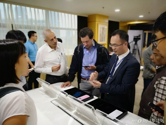 중국 선전에 위치한 휴대폰 부품업체 루이성커지의 한 관계자가 생산 제품에 대해 설명하고 있다./사진=진상현 베이징 특파원 