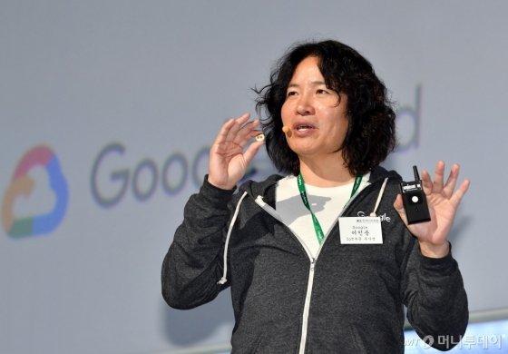 25일 열린 ‘구글 클라우드 서밋’에서 이인종 구글 클라우드 IoT 부사장이 기조연설을 하고 있다./사진=구글코리아