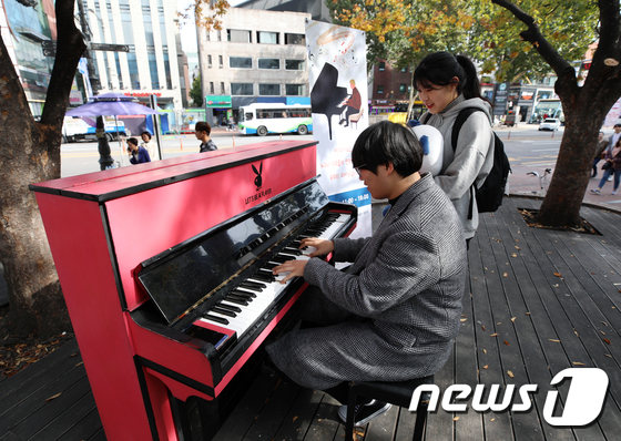 [사진]대학로에 마련된 시민들을 위한 피아노