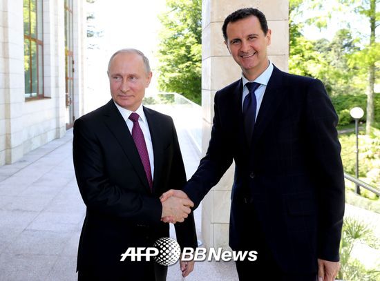 지난 5월17일, 푸틴 러시아 대통령(왼쪽)과 바샤르 알 아사드 시리아 대통령이 소치에서 만나 회담을 가졌다. /AFPBBNews=뉴스1