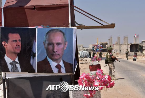 지난 8월20일, 시리아 정부군이 바샤르 알 아사드 시리아 대통령(왼쪽)과 푸틴 러시아 대통령의 사진을 걸어둔 모습. /AFPBBNews=뉴스1