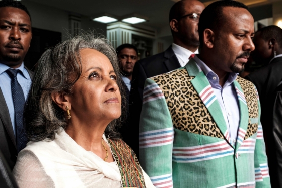 25일(현지시간) 샐워크 주드(좌) 신임 에티오피아 대통령이 아비 아흐메드 총리(우)가 대통령 선거 후 아디스아바바에 위치한 에티오피아 의회에서 나오는 모습/AFPBBNews=뉴스1