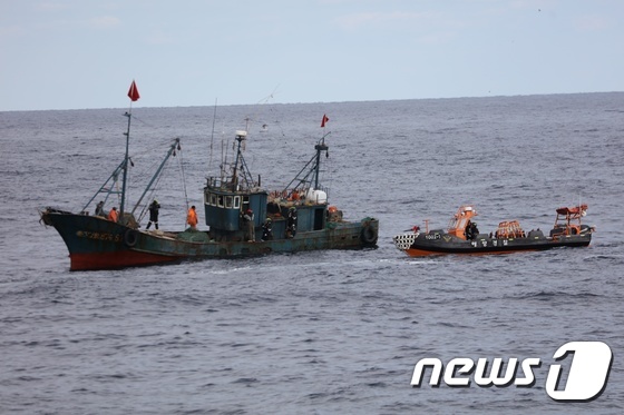 [사진]서해5도특별경비단, 불법 조업 중국 어선 1척 나포
