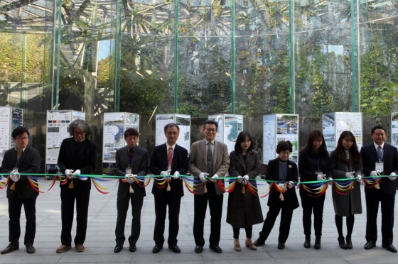 늘푸른재단 노연상 이사장(좌측 네번째)과 한국조경학회 서주환 회장(좌측 다섯 번째)이 전시장 테이프 커팅을 하고 있다.