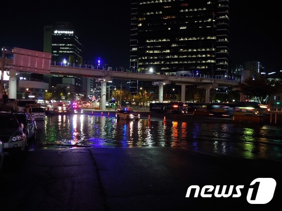 1일 오후 상수도관 누수로 인해 서울역 앞 도로에 물이 들이차 있다. 2018.11.01/뉴스1 © News1 박주평 기자