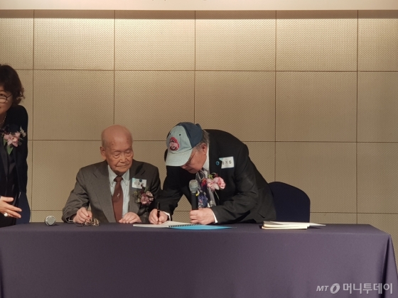 [사진]한국반도체 사업계획서에 서명하는 김규한 사장·강기동 박사