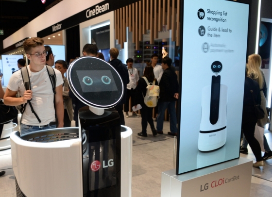 LG전자가 지난 9월 독일 베를린에서 열린 유럽 최대 가전전시회 'IFA 2018'에서 선보인 'LG 클로이 카트봇'을 관람객들이 살펴보고 있다. /사진제공=LG전자