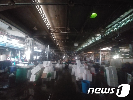 5일 수협에 의해 단전 단수를 단행된 구 노량진수산시장이 캄캄하다.  (민주노련 제공) © News1