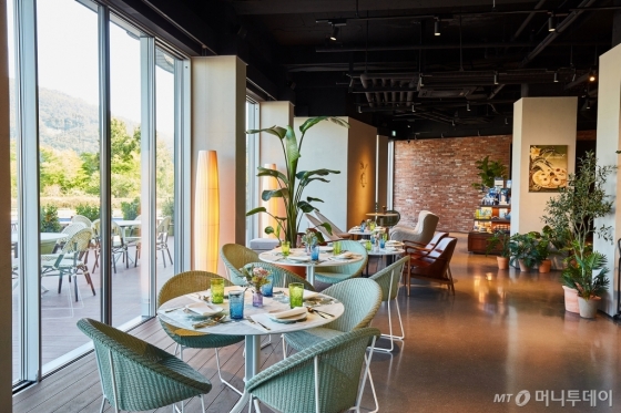 '아난티 남해'가 최근 선보인 '이터널 저니' 1층에 마련된 오픈 레스토랑. /사진제공=아난티<br>
