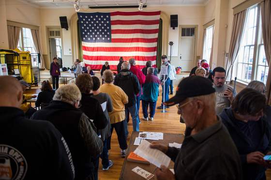  미국 중간선거 투표가 시작된 6일(현지시간) 버지니아 주 힐스보로의 한 투표소에서 유권자들이 길게 줄을 서 있다.  이번 중간선거는 지난해 1월 취임한 도널드 트럼프 대통령의 국정운영에 대한 평가 성격이 짙은 만큼 어느 때보다 높은 투표율이 예상되고 있다. /AFP=뉴스1
