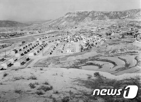 [사진]1954년 국제연합한국재건단 후원으로 지어지고 있는 주택들