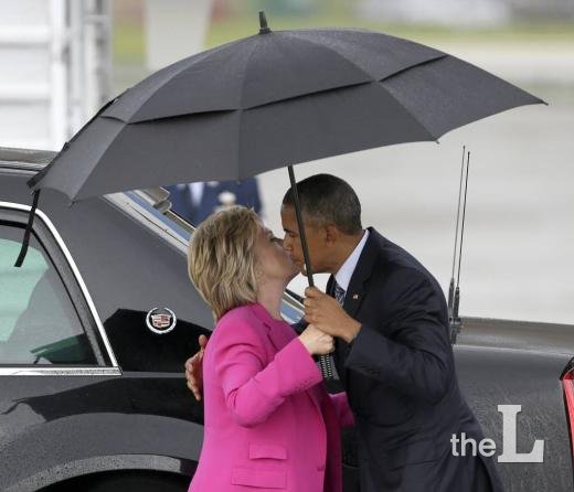 버락 오바마 미국 대통령과 힐러리 클린턴 민주당 대선후보가 2016년 11월5일(현지시간) 노스 캐롤라이나 샬럿에서 공동 유세 행사를 마친 후 헤어지기 전 서로 포옹하며 볼에 키스하려 하고 있다./사진=AP/뉴시스 