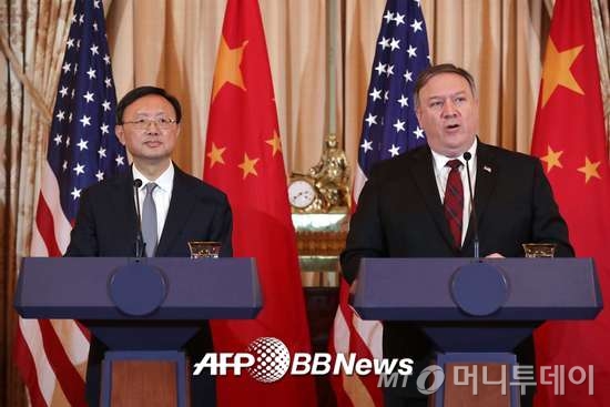 마이크 폼페이오 미국 국무부장관(오른쪽)과 양제츠 중국 외교담당 정치국원이 9일(현지시간) 워싱턴DC 국무부청사에서 외교안보 고위급대화와 관련, 공동기자회견을 하고 있다. /AFPBBNews=뉴스1