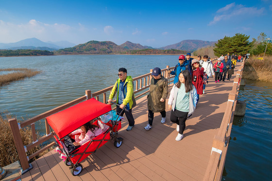  10일 강원도 고성군 송지호 일원에서 열린 ‘2018 범도민 산소길 걷기행사’에서 참가자들이 코스를 따라 걷고 있다./사진제공=고성군