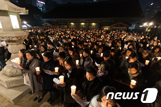 [사진]수능 촛불법회 모인 불자들