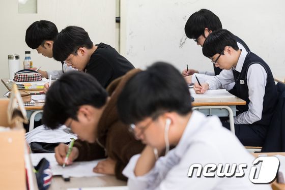 대학수학능력시험을 앞두고자율학습을 하고 있는 고3 수험생들. (뉴스1DB) © News1