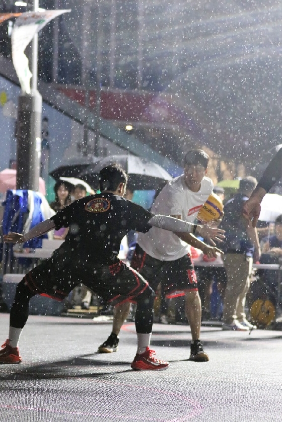 우지원이 폭우 속에서도 농구에 열중하고 있다. /사진=대농여지도