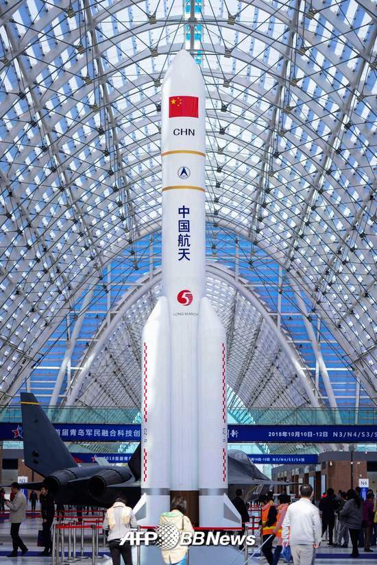 지난달 10일 중국 칭다오시에서 열린 군·민간기술 업적 전시회에서 롱마치-5 로켓이 전시되고 있다.  /AFPBBNews=뉴스1