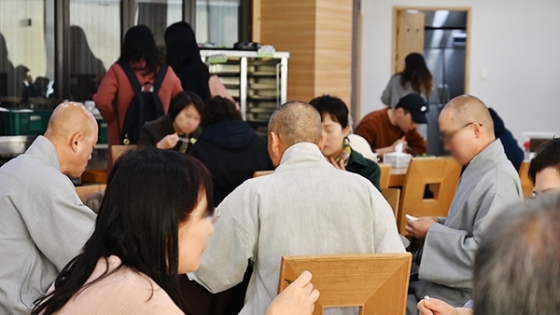 동국대학교 '채식당'의 이용객은 교직원, 스님, 일반인, 학생 등 매우 다양하다./사진=이상봉 기자
