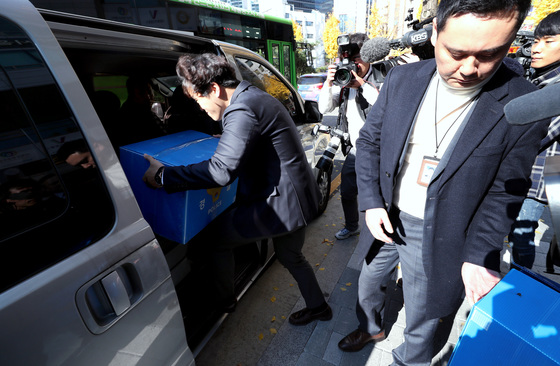 경찰이 13일 오후 서울 마포구 공덕동 한국어린이집총연합회에서 압수수색을 마친 뒤 압수품을 차량에 싣고 있다. /사진=뉴스1