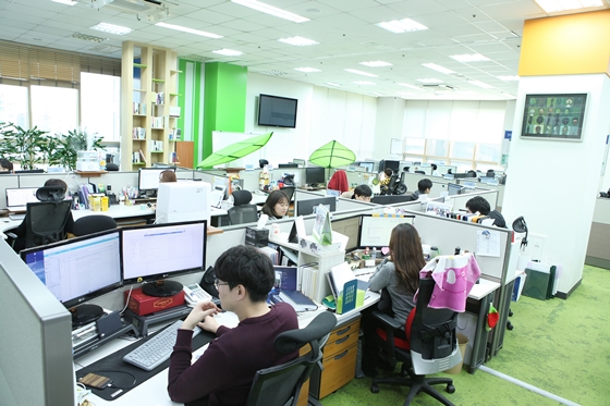 취업포털 '사람인'을 운영중인 사람인에이치알의 임직원들이 서울 구로구 본사에서 업무에 매진하고 있다. / 사진제공=사람인에이치알