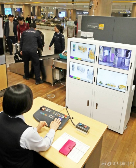 지난해 12월 인천본부세관 직원들이 천공항 입국장에서 입국자들의 수하물들을 X-ray 전수검사를 실시하고 있다./사진=뉴시스