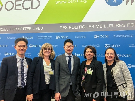 13일(현지시간) 프랑스 파리 OECD 본부에서 개최된 제148차 ECG 정례회의에서 임동준 수출입은행 부부장(가운데)이 '환경·사회 전문가회의 의장'에 선출됐다./사진제공=수출입은행